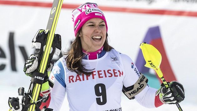 Wendy Holdenerová slaví v Lenzerheide triumf v superkombinaci Světového poháru. Wendy Holdenerová slaví v Lenzerheide triumf v superkombinaci Světového poháru.