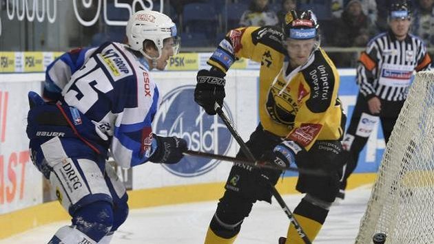 Alexandre Mallet z Brna (vlevo) v souboji se Stanislavem Dietzem z Litvínova. Ten nyní míří na hostování do Chomutova. Alexandre Mallet z Brna (vlevo) v souboji se Stanislavem Dietzem z Litvínova. Ten nyní míří na hostování do Chomutova.