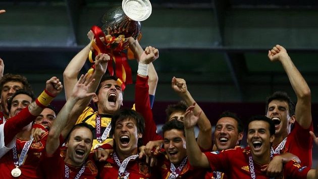 Brankář Španělska Iker Casillas třímá pohár a bouřlivě oslavuje se spoluhráči úspěšnou obhajobu na mistrovství Evropy. Brankář Španělska Iker Casillas třímá pohár a bouřlivě oslavuje se spoluhráči úspěšnou obhajobu na mistrovství Evropy.