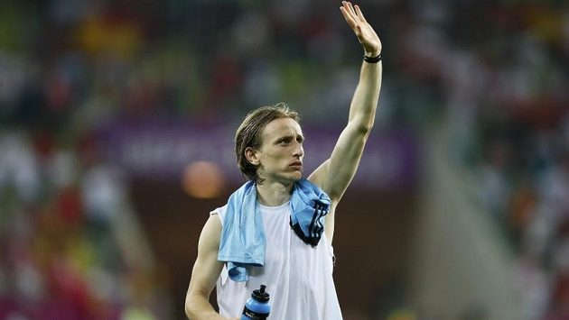 Chorvatský záložník Luka Modrič zdraví chorvatské fanoušky na EURO 2012. Chorvatský záložník Luka Modrič zdraví chorvatské fanoušky na EURO 2012.