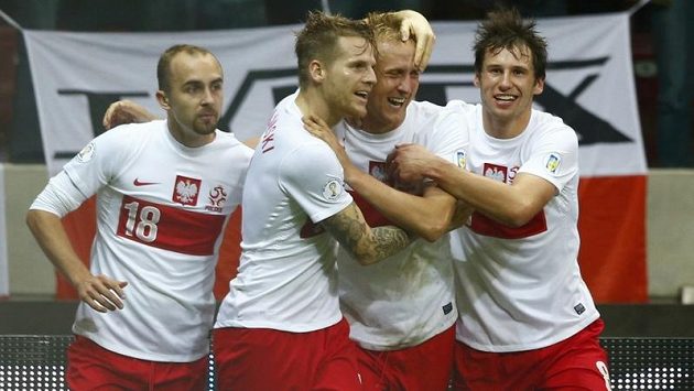 Radost poslkých fotbalistů po vyrovnávacím gólu Kamila Glika (střelec na snímku druhý zprava). Radost poslkých fotbalistů po vyrovnávacím gólu Kamila Glika (střelec na snímku druhý zprava).