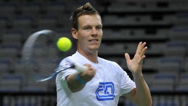 Tomáš Berdych během pondělního tréninku v pražské O2 areně. Tomáš Berdych během pondělního tréninku v pražské O2 areně.
