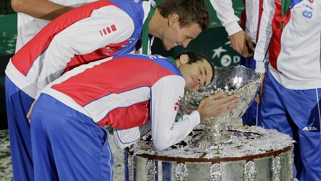 Radek Štěpánek se laská s Davis Cupem, nad ním se sklání Tomáš Berdych Radek Štěpánek se laská s Davis Cupem, nad ním se sklání Tomáš Berdych
