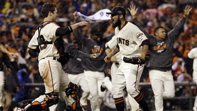 Hráči Giants se radují z výhry, která je přiblížina na dostřel titulu. Hráči Giants se radují z výhry, která je přiblížina na dostřel titulu.