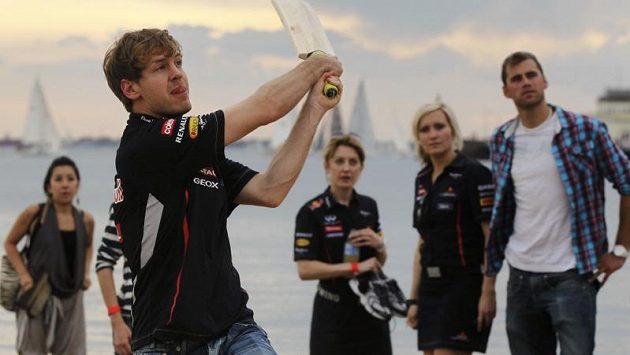 Sebastian Vettel hraje kriket před Velkou cenou Austrálie. Sebastian Vettel hraje kriket před Velkou cenou Austrálie.