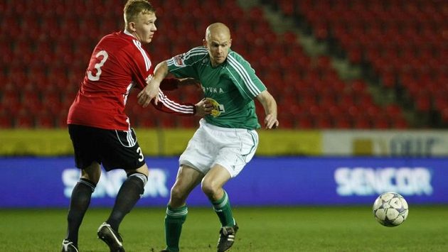 Útočník Bohemians Lukáš Hartig (vpravo) v souboji s Kiidronem ze Žižkova Útočník Bohemians Lukáš Hartig (vpravo) v souboji s Kiidronem ze Žižkova
