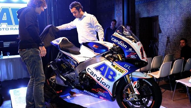 Karel Abraham (vlevo) a jeho motocykl specifikace CRT. Karel Abraham (vlevo) a jeho motocykl specifikace CRT.