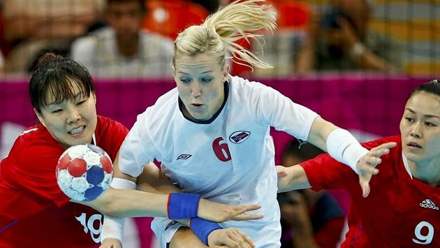 Norská házenkářka Heidi Lökeová se probíjí korejskou obranou Norská házenkářka Heidi Lökeová se probíjí korejskou obranou
