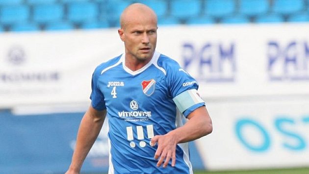 Ostravský kapitán Martin Lukeš se po prohře v Příbrami zlobí na své spoluhráče. Ostravský kapitán Martin Lukeš se po prohře v Příbrami zlobí na své spoluhráče.
