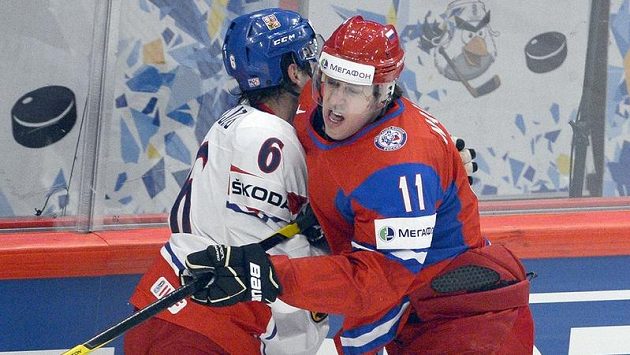 Český obránce Tomáš Mojžíš a útočník Jevgenij Malkin z Ruska. Český obránce Tomáš Mojžíš a útočník Jevgenij Malkin z Ruska.