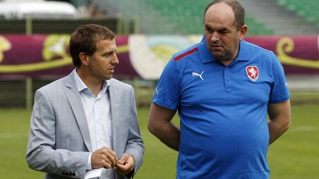 Šéf českého fotbalu Miroslav Pelta (vpravo) s členem výkonného výboru Karlem Poborským si určitě měli co říci Šéf českého fotbalu Miroslav Pelta (vpravo) s členem výkonného výboru Karlem Poborským si určitě měli co říci