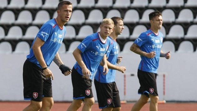 Útočníci Tomáš Pekhart (vlevo), Matěj Vydra (uprostřed) a Václav Kadlec (vpravo) během tréninku fotbalové reprezentace v Praze na Strahově. Útočníci Tomáš Pekhart (vlevo), Matěj Vydra (uprostřed) a Václav Kadlec (vpravo) během tréninku fotbalové reprezentace v Praze na Strahově.