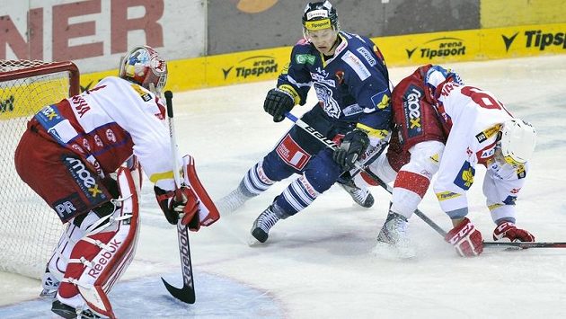 Michal Bulíř z Liberce (uprostřed) a Lukáš Krenželok a brankář Miroslav Kopřiva ze Slavie. Michal Bulíř z Liberce (uprostřed) a Lukáš Krenželok a brankář Miroslav Kopřiva ze Slavie.