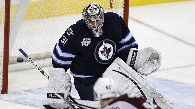 V utkání s Coloradem inkasoval brankář Winnipegu Ondřej Pavelec jediný gól z hole Gabriela Landeskoga. V utkání s Coloradem inkasoval brankář Winnipegu Ondřej Pavelec jediný gól z hole Gabriela Landeskoga.