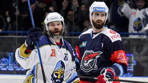 Jaromír Jágr z Kladna (vlevo) se raduje z gólu. Vpravo Lukáš Vantuch z Chomutova. Jaromír Jágr z Kladna (vlevo) se raduje z gólu. Vpravo Lukáš Vantuch z Chomutova.