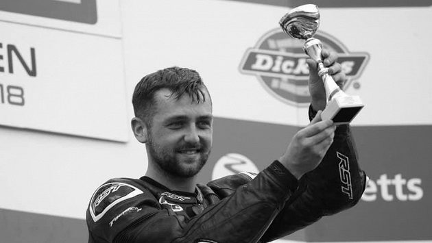 Motocyklový závodník Ben Godfrey zemřel po havárii na okruho Donington Park. Motocyklový závodník Ben Godfrey zemřel po havárii na okruho Donington Park.