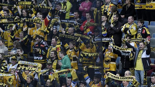 Fanoušci Litvínova se radují po vítězném utkání se Spartou. Pražský klub za chování svých příznivců v tomto duelu dostal pokutu Fanoušci Litvínova se radují po vítězném utkání se Spartou. Pražský klub za chování svých příznivců v tomto duelu dostal pokutu