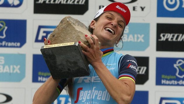 Lizzie Deignanová s trofejí pro vítězku závodu Paříž-Roubaix. Lizzie Deignanová s trofejí pro vítězku závodu Paříž-Roubaix.
