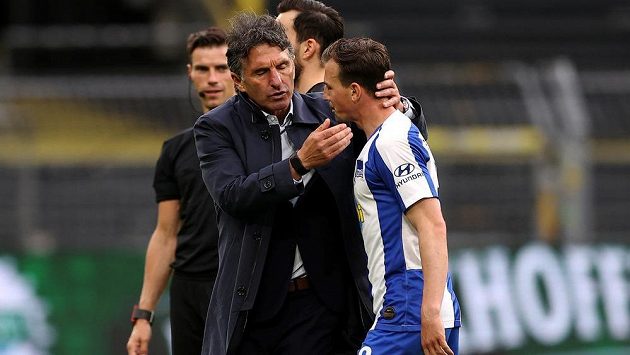 Český fotbalista Vladimír Darida (vpravo) po zápase s Borussií Dortmund společně s trenérem Herthy Brunem Labbadiou. Český fotbalista Vladimír Darida (vpravo) po zápase s Borussií Dortmund společně s trenérem Herthy Brunem Labbadiou.