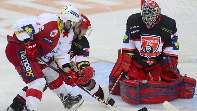 Slávistický útočník Lukáš Krenželok zakončuje před Pavlem Kantorem z Hradce. Slávistický útočník Lukáš Krenželok zakončuje před Pavlem Kantorem z Hradce.