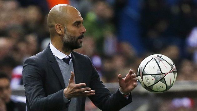Kouč Bayernu Josep Guardiola při utkání na hřišti Atlétika Madrid. Kouč Bayernu Josep Guardiola při utkání na hřišti Atlétika Madrid.