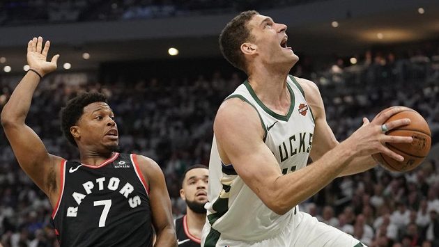 Brook Lopez z Milwaukee se chystá ke střelbě, Kyle Lowry z Toronta ho ubránit nestačil. Brook Lopez z Milwaukee se chystá ke střelbě, Kyle Lowry z Toronta ho ubránit nestačil.