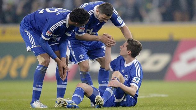 Julianu Draxlerovi (vpravo), střelci vítězného gólu v utkání s Mönchengladbachem, gratulují spoluhráči ze Schalke Sead Kolasinac a Joël Matip (vlevo). Julianu Draxlerovi (vpravo), střelci vítězného gólu v utkání s Mönchengladbachem, gratulují spoluhráči ze Schalke Sead Kolasinac a Joël Matip (vlevo).