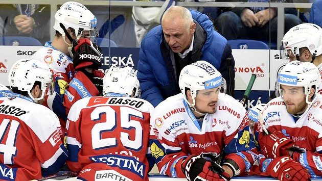Pardubický trenér Peter Draisaitl udílí pokyny hráčům v zápase proti Brnu. Pardubický trenér Peter Draisaitl udílí pokyny hráčům v zápase proti Brnu.