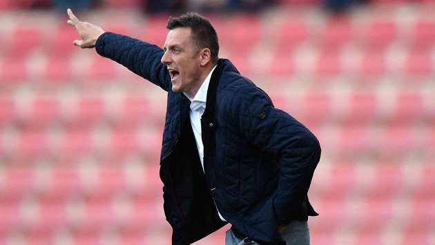 Trenér Dukly Praha Luboš Kozel během utkání na Letné. Trenér Dukly Praha Luboš Kozel během utkání na Letné.