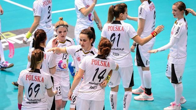 Polky se radují, výhrou nad Ruskem si zajistily účast mezi osmičkou nejlepších týmů světa a ve čtvrtfinále vyzvou české florbalistky. Polky se radují, výhrou nad Ruskem si zajistily účast mezi osmičkou nejlepších týmů světa a ve čtvrtfinále vyzvou české florbalistky.