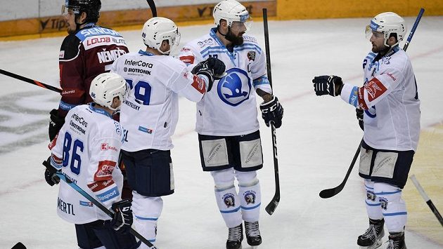 Hokejisté Plzně se radují z gólu. Hokejisté Plzně se radují z gólu.