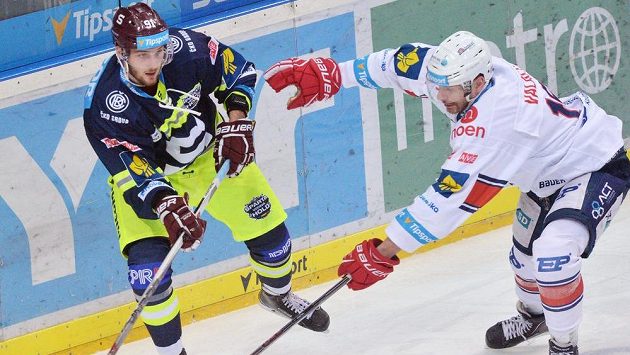 Sparťanský útočník Martin Procházka (vlevo) a chomutovský obránce Juraj Valach v zápase 38. kola hokejové Tipsport extraligy. Sparťanský útočník Martin Procházka (vlevo) a chomutovský obránce Juraj Valach v zápase 38. kola hokejové Tipsport extraligy.