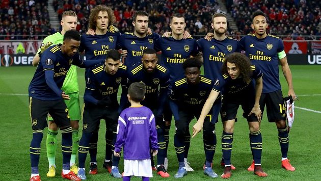 Malý chlapec se připletl k týmovému focení Arsenalu před zápasem Evropské ligy proti Olympiakosu. Malý chlapec se připletl k týmovému focení Arsenalu před zápasem Evropské ligy proti Olympiakosu.