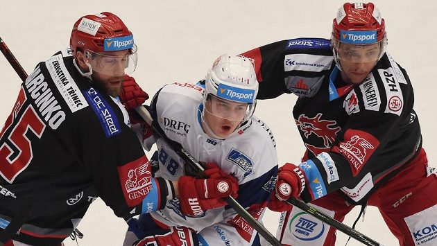 Tomáš Marcinko z Třince, Martin Nečas z Brna a Ondřej Kovařčík z Třince v akci během finále hokejové extraligy. Tomáš Marcinko z Třince, Martin Nečas z Brna a Ondřej Kovařčík z Třince v akci během finále hokejové extraligy.