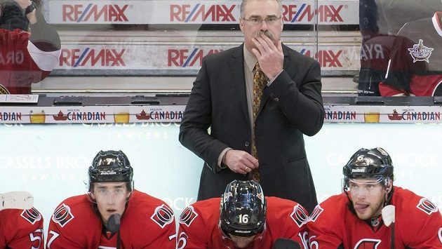 Trenér Paul MacLean na střídačce Ottawy. Toto spojení je už minulostí. Trenér Paul MacLean na střídačce Ottawy. Toto spojení je už minulostí.
