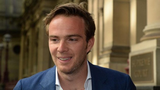 Nizozemský pilot Giedo van der Garde odcházel od soudu v Melbourne s úsměvem. Nizozemský pilot Giedo van der Garde odcházel od soudu v Melbourne s úsměvem.