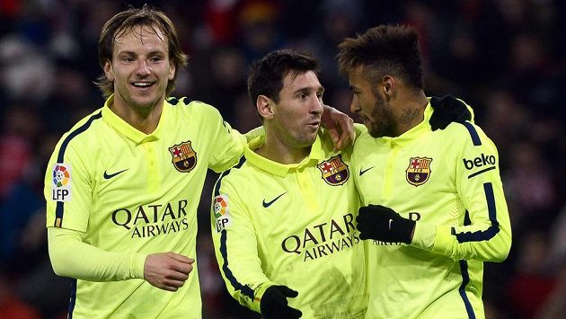 Zleva barcelonští Ivan Rakitič, Lionel Messi a Neymar slaví gól proti Bilbau. Zleva barcelonští Ivan Rakitič, Lionel Messi a Neymar slaví gól proti Bilbau.