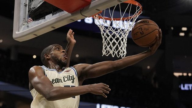 Basketbalista Milwaukee Bucks Khris Middleton v duelu proti Sacramento Kings. Basketbalista Milwaukee Bucks Khris Middleton v duelu proti Sacramento Kings.