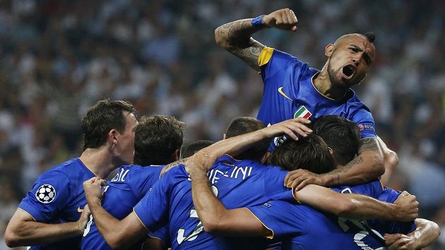 Fotbalisté Juventusu se radují po vyrovnávací brance Alvara Moraty. Fotbalisté Juventusu se radují po vyrovnávací brance Alvara Moraty.