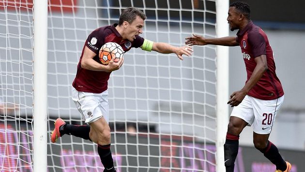 Kapitán David Lafata (vlevo) a záložník Franci Litsingi oslavují gól Sparty na 1:1 v utkání 2. kola Synot ligy s Baníkem Ostrava. Kapitán David Lafata (vlevo) a záložník Franci Litsingi oslavují gól Sparty na 1:1 v utkání 2. kola Synot ligy s Baníkem Ostrava.