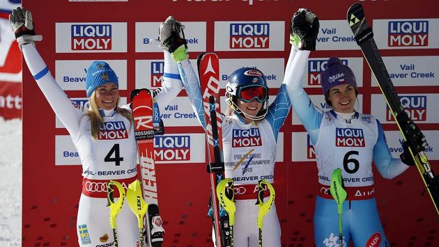 Šárka Strachová (vpravo) slaví na MS v Beaver Creeku bronz ve slalomu. Vlevo je stříbrná Švédka Frida Hansdotterová, uprostřed slaví vítězka Mikaela Shiffrinová z USA. Šárka Strachová (vpravo) slaví na MS v Beaver Creeku bronz ve slalomu. Vlevo je stříbrná Švédka Frida Hansdotterová, uprostřed slaví vítězka Mikaela Shiffrinová z USA.