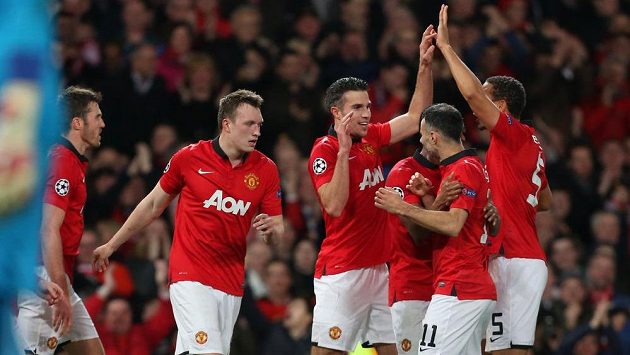 Útočník Manchester United (třetí zleva) Robin van Persie slaví se spoluhráči gól proti Olympiakosu Pireus. Útočník Manchester United (třetí zleva) Robin van Persie slaví se spoluhráči gól proti Olympiakosu Pireus.