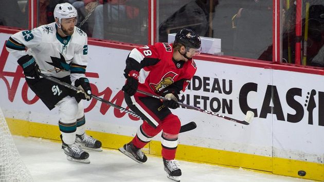 Filip Chlapík (vpravo) naskočil do utkání Ottawy se San Jose Sharks. Filip Chlapík (vpravo) naskočil do utkání Ottawy se San Jose Sharks.