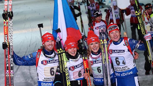 Zlatá smíšená štafeta na MS v Kontiolahti: zleva Michal Šlesingr, Veronika Vítková, Gabriela Soukalová a Ondřej Moravec. Zlatá smíšená štafeta na MS v Kontiolahti: zleva Michal Šlesingr, Veronika Vítková, Gabriela Soukalová a Ondřej Moravec.