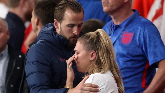 Kapitán anglických fotbalistů Harry Kane označil prohru v penaltovém rozstřelu s Itálií ve finále mistrovství Evropy za nejhorší pocit na světě. Kapitán anglických fotbalistů Harry Kane označil prohru v penaltovém rozstřelu s Itálií ve finále mistrovství Evropy za nejhorší pocit na světě.