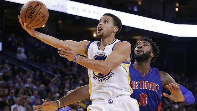 Opora Golden State Warriors Stephen Curry a Andre Drummond (0) z Detroitu. Opora Golden State Warriors Stephen Curry a Andre Drummond (0) z Detroitu.