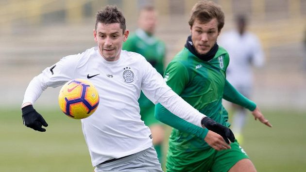 Ondřej Zahustel ze Sparty Praha a David Podzimek z Vltavínu během přípravného utkání. Ondřej Zahustel ze Sparty Praha a David Podzimek z Vltavínu během přípravného utkání.