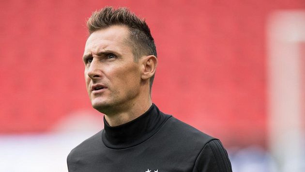 Nejlepší střelec historie mistrovství světa Miroslav Klose bude od příští sezony asistentem trenéra fotbalistů Bayernu Mnichov Hansiho Flicka. Nejlepší střelec historie mistrovství světa Miroslav Klose bude od příští sezony asistentem trenéra fotbalistů Bayernu Mnichov Hansiho Flicka.