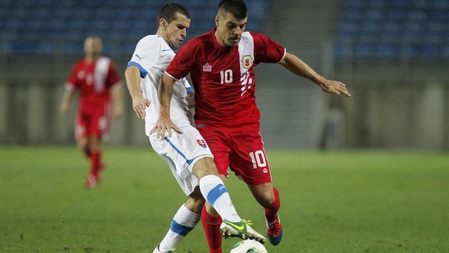 Liam Walker (vpravo) z Gibraltaru bojuje o míč se Slovákem Viktorem Pecovským. Liam Walker (vpravo) z Gibraltaru bojuje o míč se Slovákem Viktorem Pecovským.