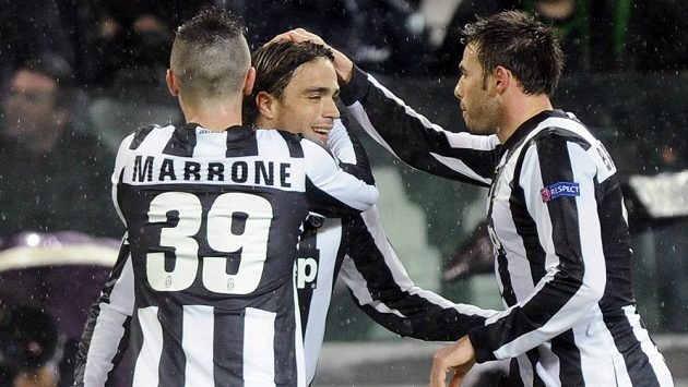 Alessandro Matri (uprostřed) slaví se spoluhráči z Juventusu Lukou Marronem a Andreou Barzaglim svoji trefu do sítě Celtiku Glasgow. Alessandro Matri (uprostřed) slaví se spoluhráči z Juventusu Lukou Marronem a Andreou Barzaglim svoji trefu do sítě Celtiku Glasgow.